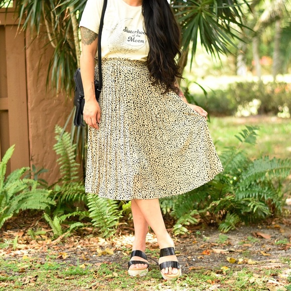 🚨 Size LARGE left! Taupe Pleated Midi Skirt - Picture 2 of 3